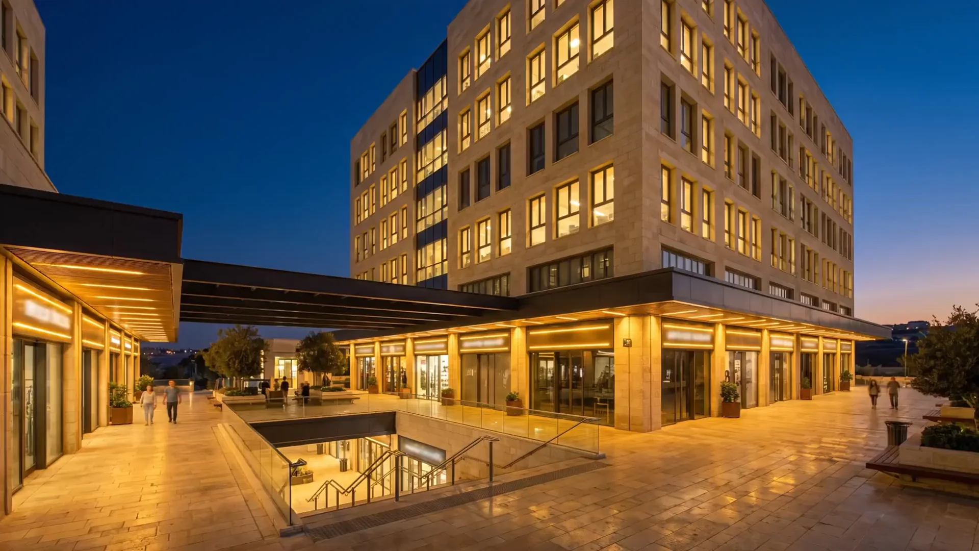 מרכז מסחרי של קבוצת ECO בשעת ערב